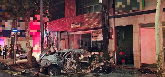 포항시 북구 상원동에서 차량이 전봇대와 건물 외벽을 들이받은 뒤 불길에 휩싸여 전소됐으며, 인근 건물 일부도 불에 탔다. /경북소방본부 제공