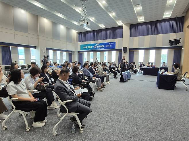 오유경 식약처장이 18일 대구지방식약청에서 ‘국민과 함께하는 식약처 정책이음 열린마당 지역현장 심화편- 대구경북 의료기기’를 열고 질의응답을 하고 있다.