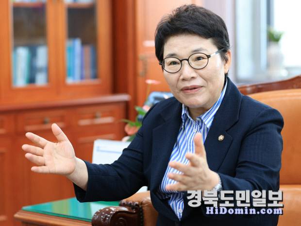 3선인 임이자 국회의원은 정치의 출발점은 '국민과 약속'에서 시작되고 그 약속의 해답은 항상 현장에 있다고 강조한다.