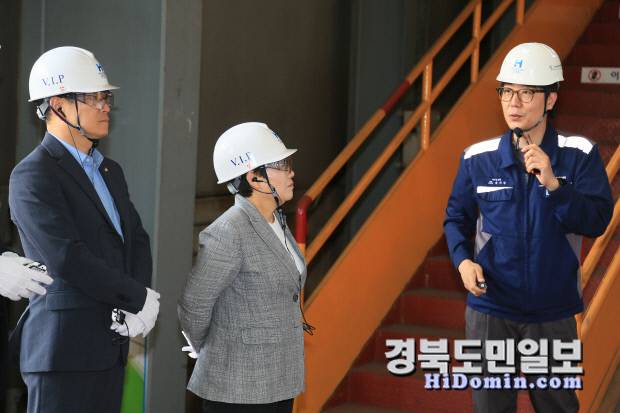 산업현장을 찾은 임이자(가운데) 국회의원이 회사 관계자로부터 설명을 듣고 있다.