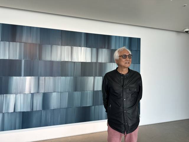 지난 9일 부산 해운대구 오케이앤피 부산에서 개막한 ‘A Certain Scenery’(어떤 풍경) 전시 오프닝에 참석한 심문섭 작가. 김은영 기자 key66@