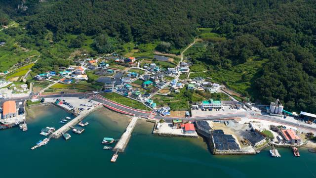 통영시는 지난 17일 광도면 좌진마을에서 ‘지방도 1021호선 좌진지구 선형개량공사’ 준공 기념식을 열었다. 통영시 제공