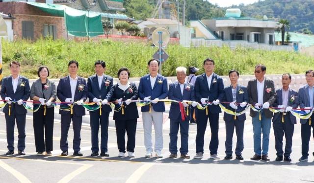 통영시는 지난 17일 광도면 좌진마을에서 ‘지방도 1021호선 좌진지구 선형개량공사’ 준공 기념식을 열었다. 통영시 제공