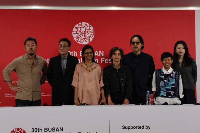 제30회 부산국제영화제 경쟁부문 심사위원단이 18일 오전 기자회견을 갖고 심사에 임하는 각오를 밝혔다. 나홍진(맨 왼쪽) 심사위원장부터 차례로 양가휘, 난디타 다스, 마르지예 메쉬키니, 코고나다, 율리아 에비나 바하라, 한효주 심사위원. 정성운 인턴기자