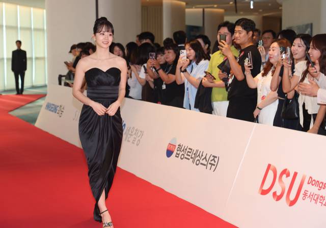 18일 부산 해운대구 시그니엘 부산 그랜드볼룸에서 열린 2025 부일영화상 시상식에서 배우 이혜리가 레드카펫을 들어오고 있다. 이재찬 기자 chan@