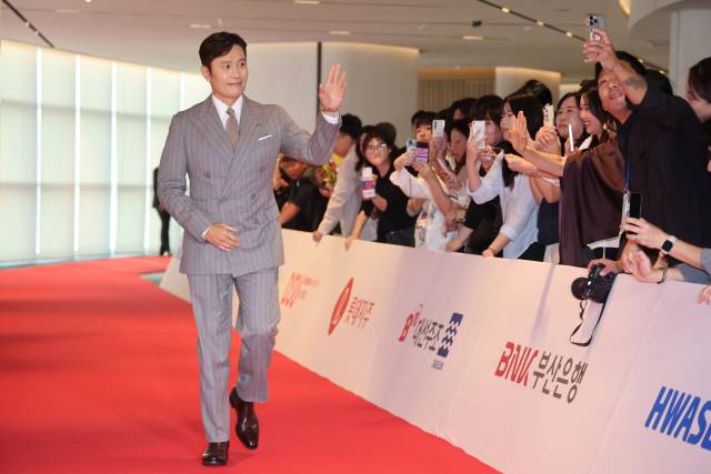 2025 부일영화상이 18일 오후 부산 해운대구 시그니엘 부산 그랜드볼룸에서 열렸다. 영화상에 참석한 배우 이병헌이 레드카펫으로 입장하고 있다. 정종회 기자 jjh@