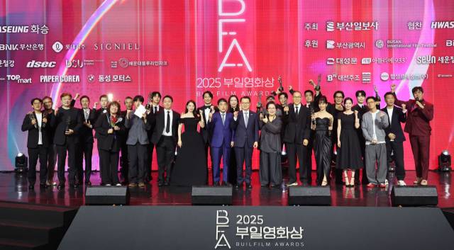 2025 부일영화상이 18일 오후 부산 해운대구 시그니엘 부산 그랜드볼룸에서 열렸다. 영화상 수상자와 관계자 등이 기념촬영을 하고 있다. 정종회 기자 jjh@