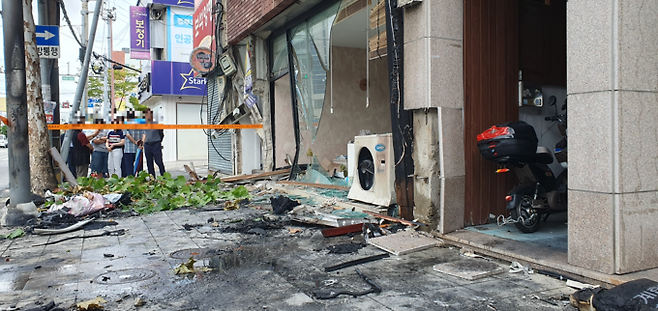 ▲ 18일 오전 1시 53분께 포항시 북구 상원동 한 도로에서 개인택시 전기자동차가 전봇대와 인근 상가를 들이받고 화재가 나 기사 A씨(70대)가 사망한 가운데, 사고 현장 모습. 황영우 기자