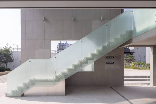 ‘나불천가-PAC갤러리’ 건물 외부 계단.