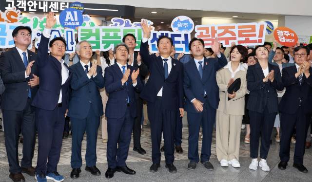 더불어민주당 정청래(가운데) 대표가 18일 오전 광주시청에서 열린 더불어민주당-광주광역시 예산정책협의회에 참석하며 광주시 공무원들의 환영을 받고 있다.