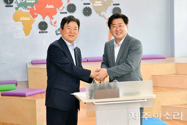 오영훈 지사(오른쪽)과 김광수 교육감 ⓒ제주의소리 자료사진