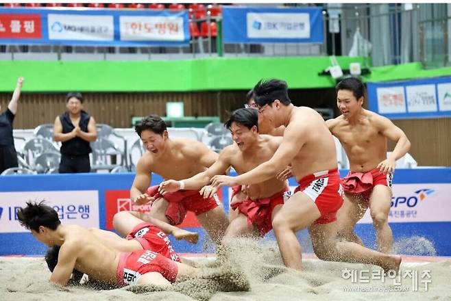 전국대회 단체전 첫 정상에 오른 제주 남녕고등학교 씨름단.