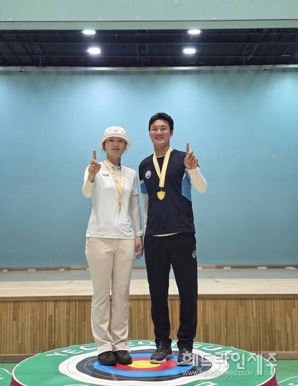 리커브 혼성단체전에서 금메달을 따낸 정다소미(현대백화점), 구본찬(현대제철)