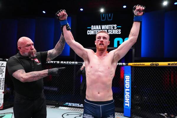 승리하고 기뻐하는 패디 맥코리. 사진 | UFC