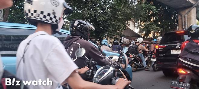 인도네시아 자카르타 시내의 평일 퇴근길, 도로에 차와 오토바이가 뒤엉켜 차선을 분간할 수 없다. 사진=노명현 기자 kidman04@