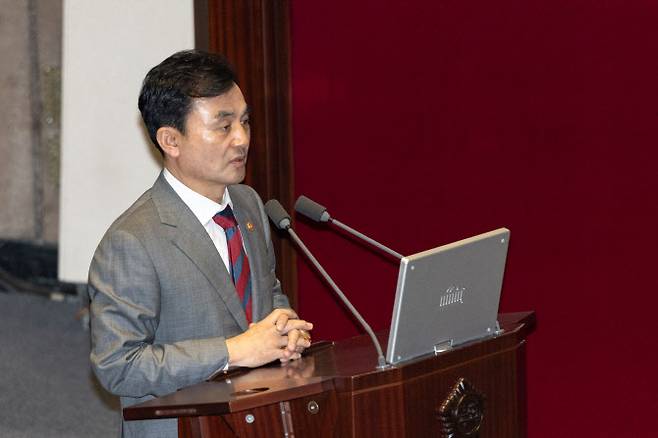 안규백 국방부 장관이 지난 16일 서울 여의도 국회에서 열린 제429회국회(정기회) 제6차 본회의에서 질의에 답변하고 있다. (사진=뉴스1)