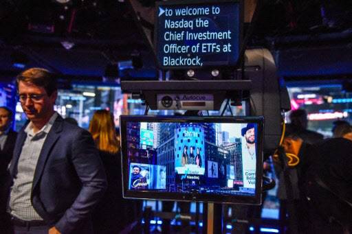 2024년 1월 11일, 뉴욕시에서 나스닥 스튜디오가 비트코인 현물 ETF 상장을 맞아 개장 종을 울릴 준비를 하고 있다.(사진=AFP)
