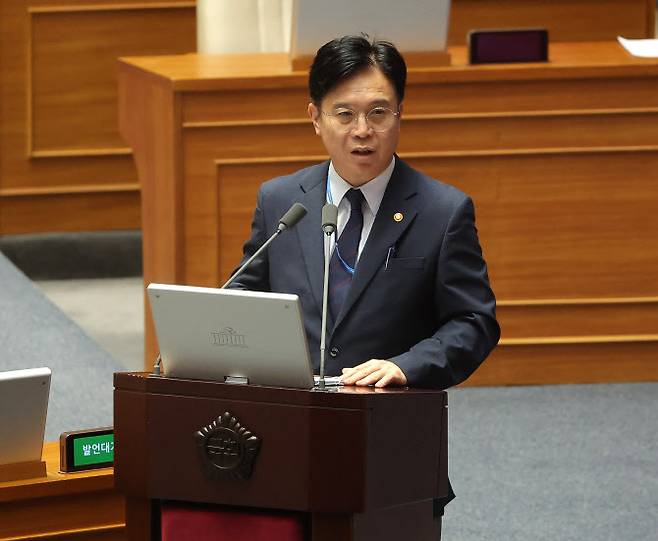 김영훈 고용노동부 장관이 18일 교육·사회·문화 분야 대정부질문이 열린 국회 본회의장에서 답변하고 있다.(사진=연합뉴스)