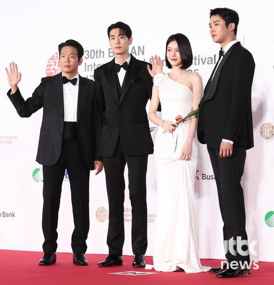 17일 오후 부산 해운대구 우동 영화의 전당에서 30회 부산국제영화제(BIFF) 개막식이 열렸다. 배우 박지환, 박서함, 신예은, 로운이 포즈를 취하고 있다. 부산=박세완 엔터뉴스팀 기자 park.sewan@jtbc.co.kr