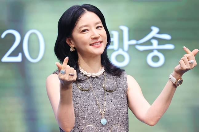 손하트 포즈를 취한 이영애의 날씬한 팔 라인이 돋보인다. [사진=연합뉴스]