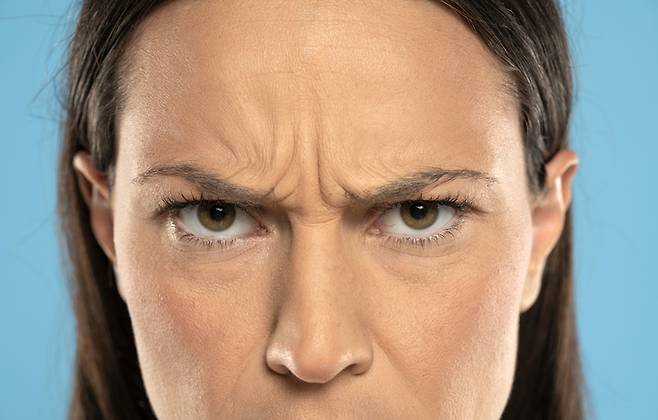 미간을 찌푸리게 만드는 가장 중요한 근육은 '눈썹주름근(추미근)'이다. 사진= 게티이미지뱅크