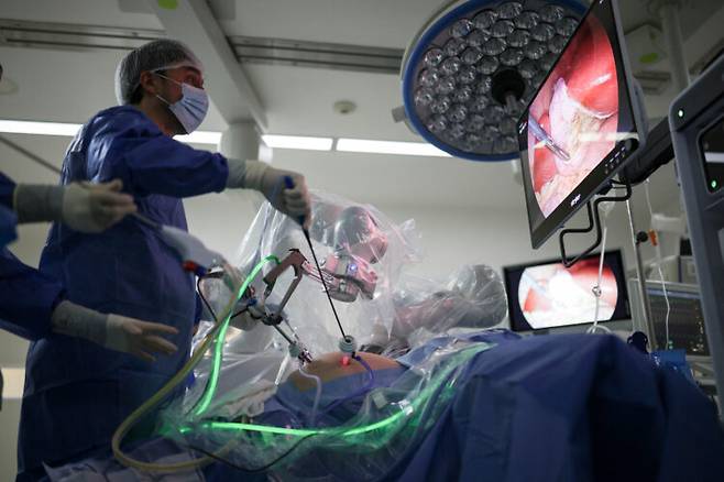 8일 칠레 산티아고의 클리니카 라스 콘데스의 외과의사 리카르도 푼케가 자율 인공지능 유도 카메라와 MARS(자기 보조 로봇 수술) 로봇을 사용해 보조인력 없이 단독으로 담낭 제거 수술을 하고 있다. 로이터=연합뉴스
