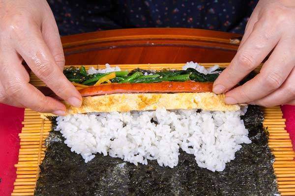 집에서 김밥을 만들 때 밥은 적게 넣고 달걀, 채소 등을 많이 넣는 게 혈당 관리에 좋다. [사진=클립아트코리아]
