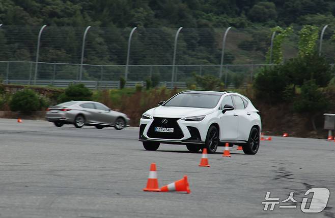 16일 강원 인제 스피디움에서 토요타코리아가 미디어를 대상으로 개최한 '토요타 가주 레이싱 모터스포츠 클래스'에서 기자들이 렉서스 'NX450h'(오른쪽)과 'ES300h'(왼쪽)를 타고 러버콘 사이를 S자 모양으로 통과하는 '슬라럼' 훈련을 하는 모습(토요타코리아 제공). 2025.09.16.