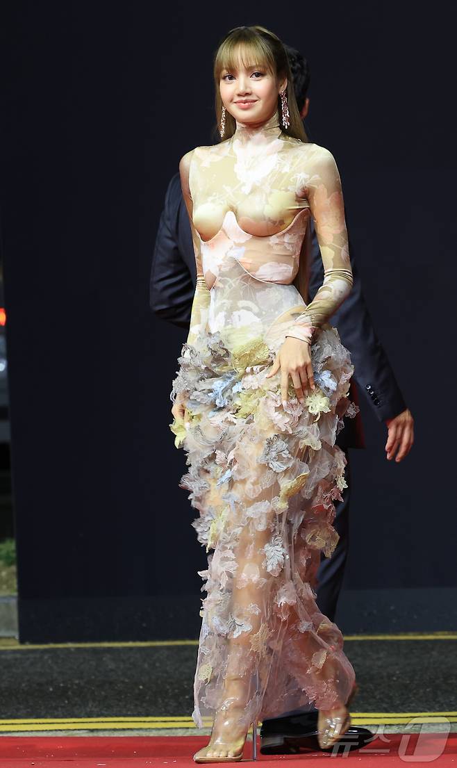 블랙핑크 리사가 17일 오후 부산 해운대구 영화의전당에서 열린 ‘제30회 부산국제영화제’(BIFF) 개막식에 참석해 레드카펫을 밟고 있다. ⓒ News1 권현진 기자