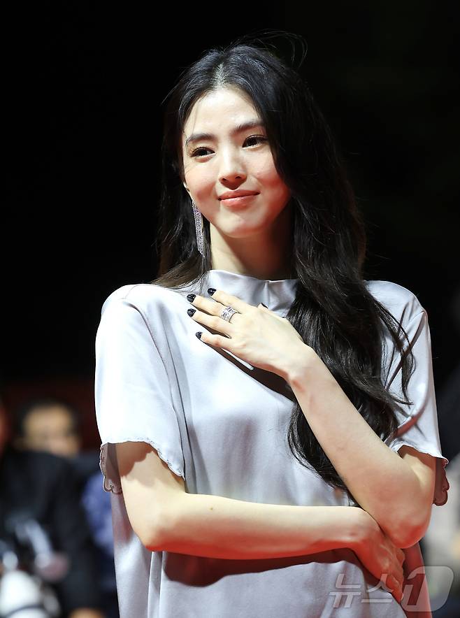 배우 한소희가 17일 오후 부산 해운대구 영화의전당에서 열린 ‘제30회 부산국제영화제’(BIFF) 개막식에 참석해 매력을 발산하고 있다. ⓒ News1 권현진 기자