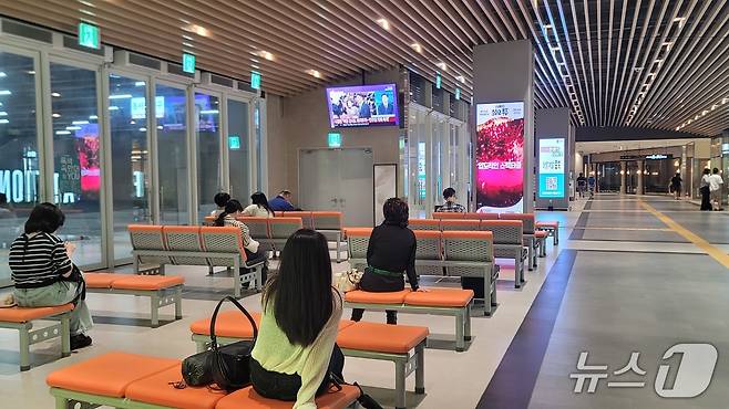 17일 청주고속버스터미널 대합실에서 시민들이 버스를 기다리고 있다.2025.9.17/뉴스1 임양규 기자