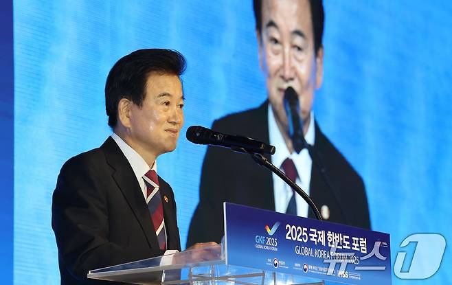 정동영 통일부 장관이 18일 오전 서울 종로구 포시즌스 호텔에서 열린 2025 국제한반도포럼에서 개회사를 하고 있다. ⓒ News1 임세영 기자