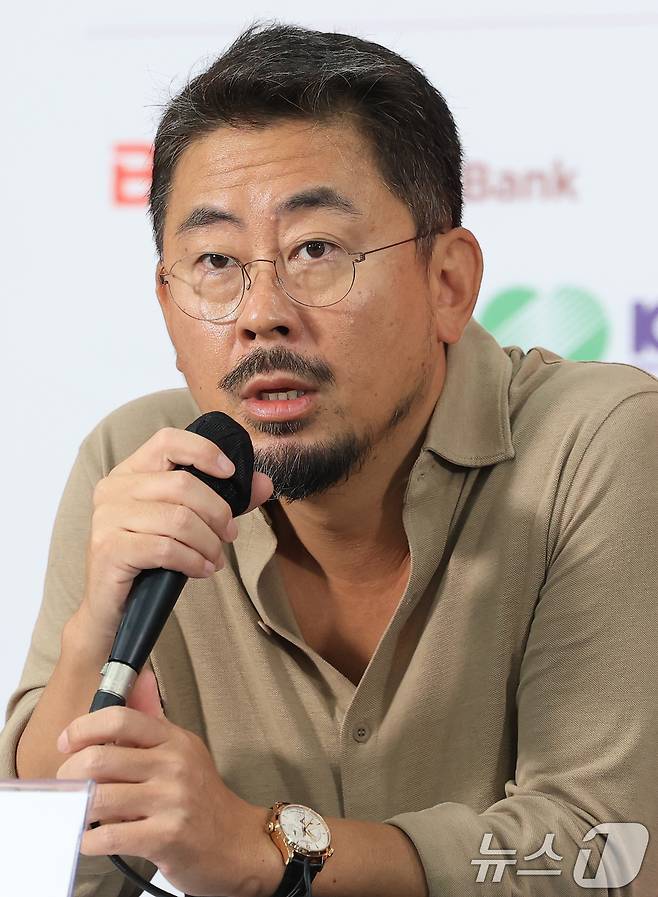 나홍진 감독이 18일 부산 해운대구 영화의전당에서 진행된 제30회 부산국제영화제 경쟁 심사위원 기자회견에 참석해 인사말을 하고 있다. 2025.9.18/뉴스1 ⓒ News1 권현진 기자