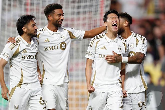 손흥민이 18일(한국시간)미국 유타주 솔트레이크시티 아메리카 퍼스트 필드에서 열린 레알 솔트레이크와의 2025 MLS 원정 경기에서 골을 넣은 뒤 티모시 틸먼, 마티유 슈아니에르, 데니스 부앙가의 축하를 받고 있다. ⓒ AFP=뉴스1