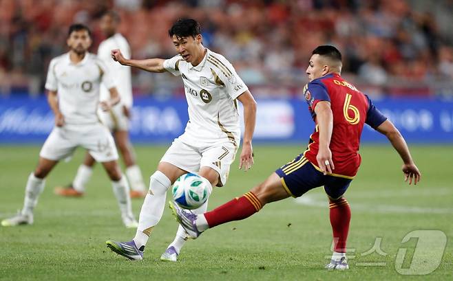 손흥민이 18일(한국시간)미국 유타주 솔트레이크시티 아메리카 퍼스트 필드에서 열린 레알 솔트레이크와의 2025 MLS 원정 경기에서 전반 크로스를 올리고 있다. ⓒ AFP=뉴스1