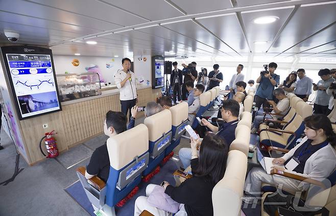 오세훈 서울시장이 18일 오전 서울 여의도 한강시민공원 한강버스 정류장에서 탑승해 한강버스에서 기자단에게 설명하고 있다. (공동취재) 2025.9.18/뉴스1 ⓒ News1 김명섭 기자