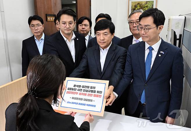 더불어민주당 3대특검 종합대응 특별위원회 이성윤 의원 등이 18일 국회 의안과에 '윤석열·김건희 등의 국정농단 사건 진상규명을 위한 전담재판부 설치에 관한 법률안'을 제출하고 있다. ⓒ News1 이승배 기자