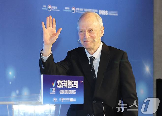 마이클 샌델 미국 하버드대 교수가 18일 오전 서울 종로구 포시즌스 호텔에서 열린 2025 국제한반도포럼에서 강연에 나서고 있다. 2025.9.18/뉴스1 ⓒ News1 임세영 기자