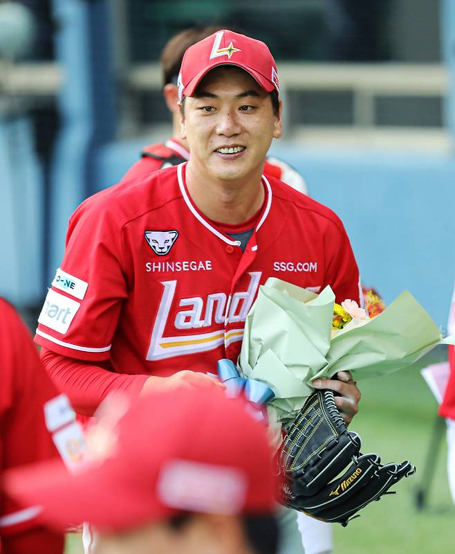 7일 오후 서울 송파구 잠실야구장에서 열린 프로야구 '2025 신한 SOL 뱅크 KBO리그' LG 트윈스와 SSG 랜더스의 경기에서 SSG 선발투수 김광현이 KBO리그 역대 3번째 2,000 탈삼진 기록을 세운 뒤 축하 꽃다발을 받고 있다. (SSG 랜더스 구단 제공, 재판매 및 DB금지) 2025.9.7/뉴스1 ⓒ News1 민경석 기자