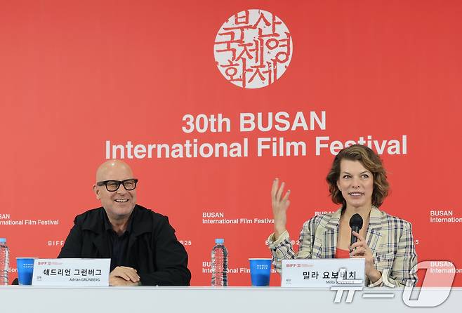 애드리언 그런버그 감독과 밀라 요보비치(오른쪽)가 18일 부산 해운대구 영화의전당에서 열린 제30회 부산국제영화제(BIFF) ‘프로텍터’ 기자간담회에 참석해 취재진 질문에 답하고 있다. 2025.9.18/뉴스1 ⓒ News1 권현진 기자