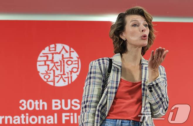 배우 밀라 요보비치와 애드리언 그런버그 감독(오른쪽)이 18일 부산 해운대구 영화의전당에서 열린 제30회 부산국제영화제(BIFF) ‘프로텍터’ 기자간담회에 참석해 포즈를 취하고 있다. 2025.9.18/뉴스1 ⓒ News1 권현진 기자