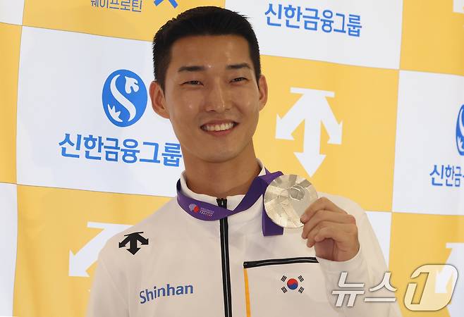 2025 도쿄 세계육상선수권대회에서 은메달을 획득한 육상 높이뛰기 국가대표 우상혁이 18일 서울 강서구 김포공항으로 귀국해 메달을 들어 보이고 있다. 2025.9.18/뉴스1 ⓒ News1 김명섭 기자
