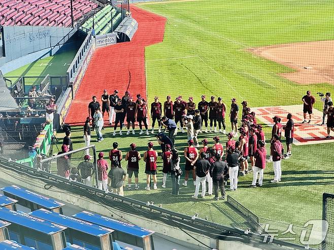 병역 의무를 마친 키움 투수 안우진이 18일 잠실 두산전을 앞두고 선수단에 인사하고 있다.