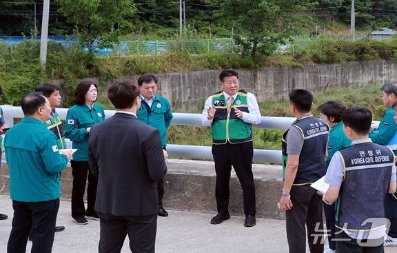 강원 태백시의 생활용수 가뭄 현황이 '관심' 단계에서 '심각' 단계로 격상된 가운데, 이상호 태백시장을 비롯한 시 관계자들이 최근 삼척시 광동댐을 찾아 현장을 점검하고 대책 마련에 나섰다. (태백시 제공. 재판매 및 DB금지) 2025.9.18/뉴스1