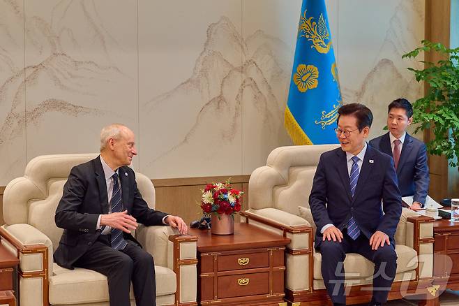 이재명 대통령이 18일 서울 용산 대통령실에서 저서 '정의란 무엇인가'로 유명한 마이클 샌델 하버드 대학교 교수를 접견하고 있다. (대통령실 제공. 재판매 및 DB 금지) 2025.9.18/뉴스1 ⓒ News1 이재명 기자