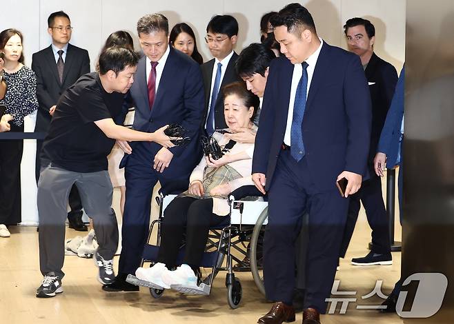 불법 정치 자금 제공 혐의를 받는 한학자 통일교 총재가 17일 오후 서울 종로구 김건희 특검팀(특별검사 민중기) 사무실에서 나오고 있다. 2025.9.17/뉴스1 ⓒ News1 김민지 기자