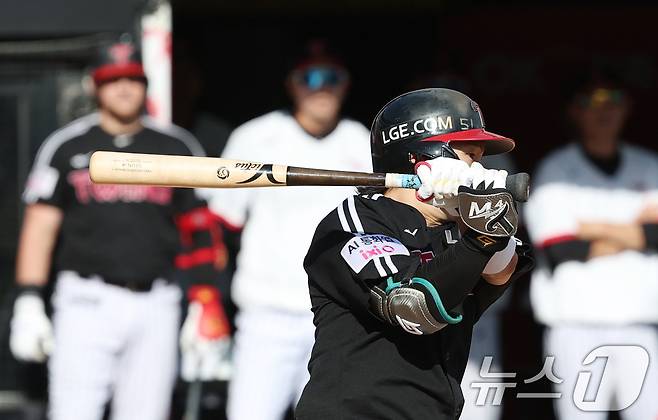 18일 오후 경기 수원시 장안구 KT위즈파크에서 열린 '2025 신한 SOL 뱅크 KBO리그' LG 트윈스와 KT 위즈의 경기, 4회초 2사 주자 1,2루 LG 신민재가 안타를 치고 있다. 2025.9.18/뉴스1 ⓒ News1 김영운 기자