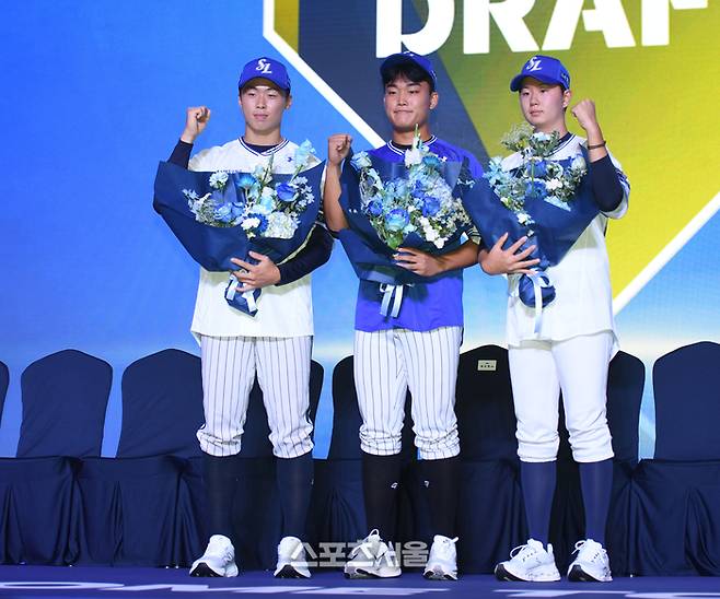 17일 서울 송파구 롯데호텔 월드에서 열린 2026 KBO 리그 신인드래프트에서 삼성에 지명된 선수들이 기념촬영을 하고 있다. 왼쪽부터 이호범-김상호-장찬희. 최승섭기자 thunder@sportsseoul.com