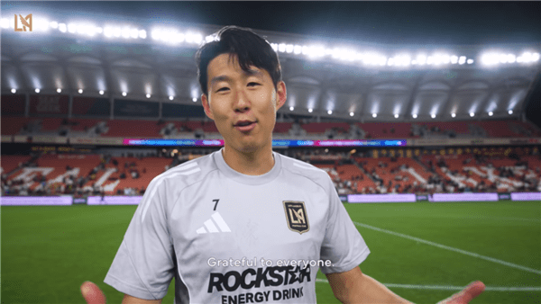 손흥민이 로스엔젤레스 FC(LAFC)는 18일 오전 10시 30분(한국시간) 미국 솔트레이크 시티에 위치한 아메리카 퍼스트 필드에서 레알 솔트레이크와의 2025시즌 미국 메이저리그사커(MLS) 서부 컨퍼런스 정규 리그 경기에서 해트트릭으로 4-1로 승리를 견인한 뒤 인터뷰에서 팀 동료들에게 공을 돌리고 있다. /사진=LAFC