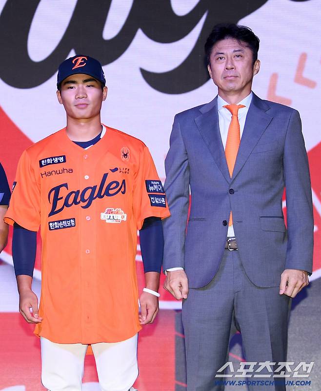 2026 KBO 신인 드래프트가 17일 서울 롯데호텔월드에서 열렸다. 한화에 1라운드 지명된 유신고 오재원이 기념촬영을 하고 있다. 잠실=박재만 기자 pjm@sportschosun.com/2025.09.17/